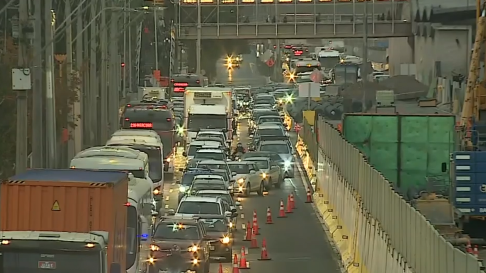 Kilométrico taco marca el inicio de este jueves en Vespucio Sur de Peñalolén
