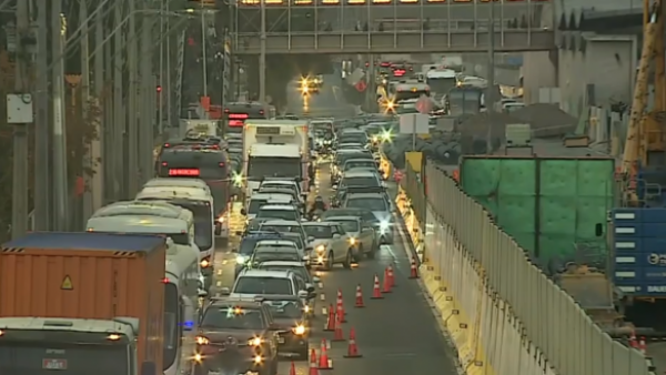 Kilométrico taco marca el inicio de este jueves en Vespucio Sur de Peñalolén
