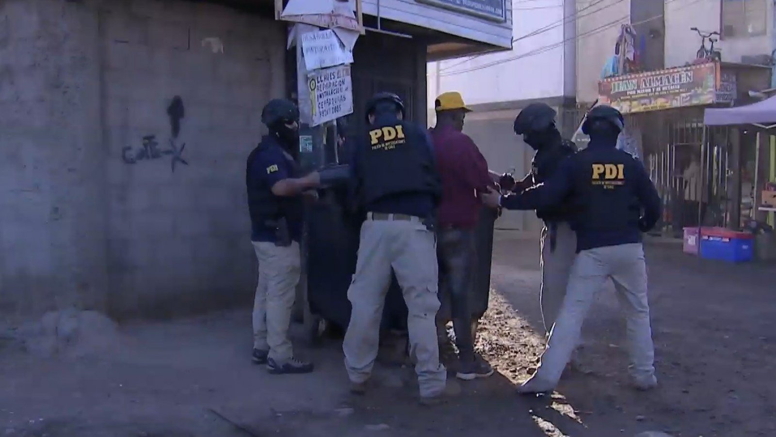 Con 800 efectivos: Masivo operativo policial en toma de Cerrillos
