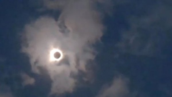 El emocionante registro de Yael Szewkis del eclipse solar total
