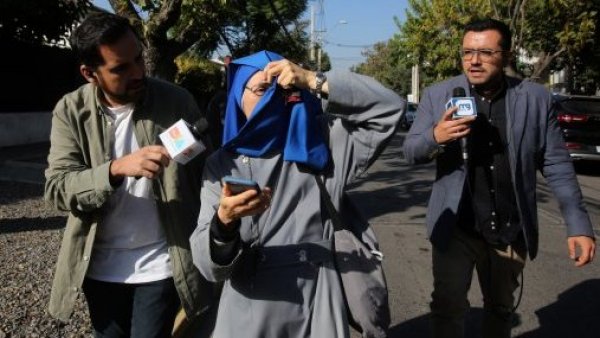 Arzobispado aclara que mujer que dejó restos en la calle "no es religiosa"
