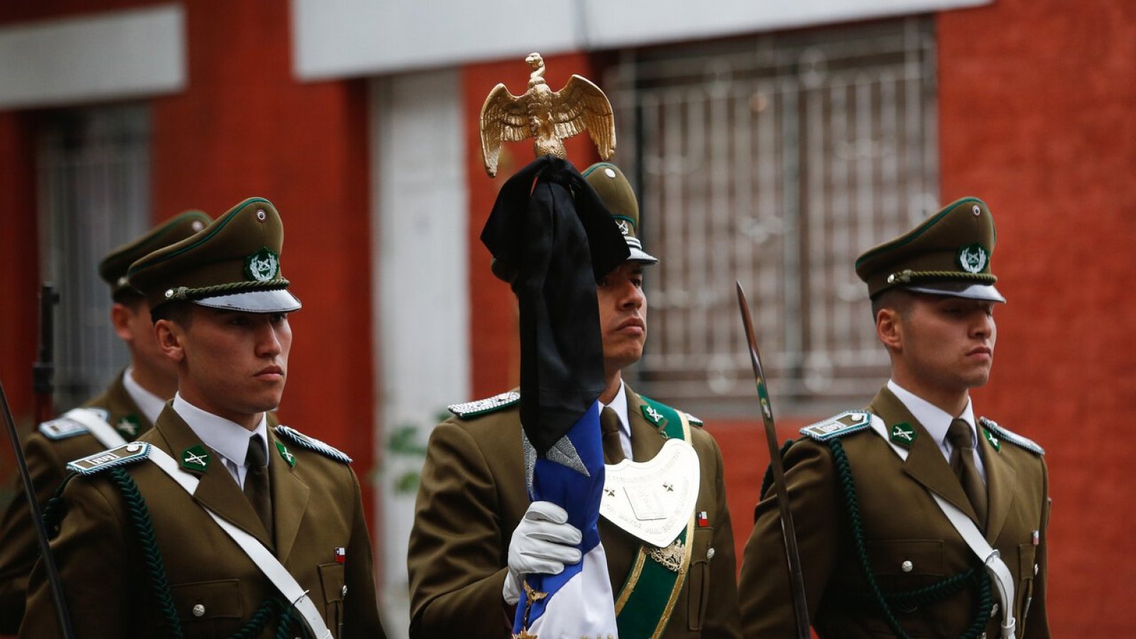 "Nos duele, pero vamos a seguir estando": El pesar de Carabineros por la muerte de teniente Sánchez
