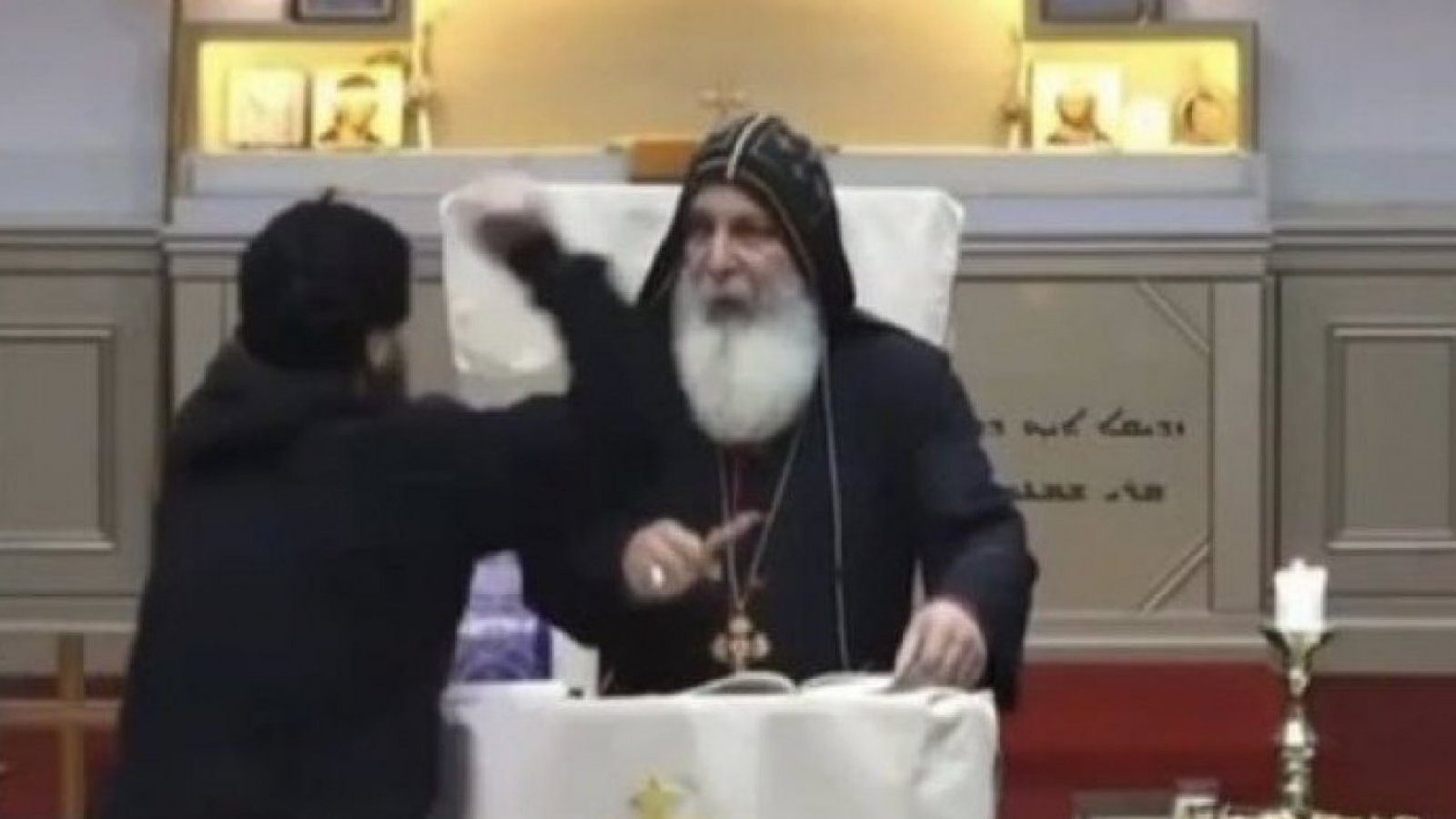Apuñalan a sacerdote durante misa que era transmitida en vivo
