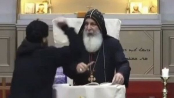 Apuñalan a sacerdote durante misa que era transmitida en vivo
