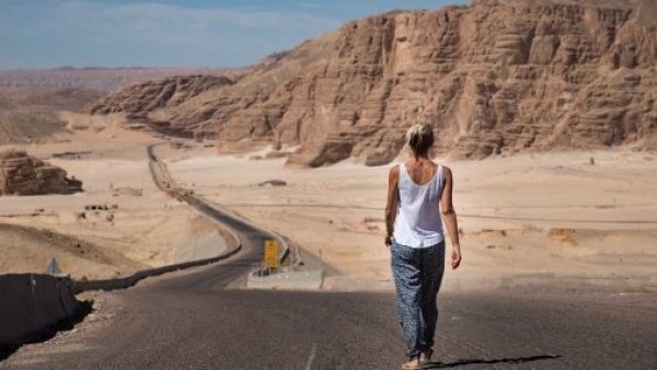 Murió al saltar de vehículo en marcha: cárcel para chofer por intentar secuestrar a mujer en Egipto