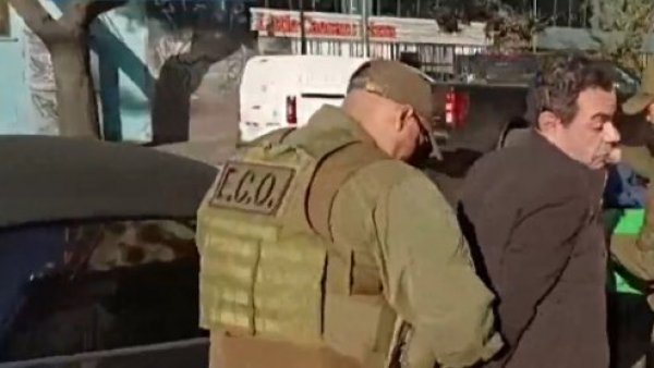 Detienen a conductor de auto de alta gama con revisión técnica falsa

