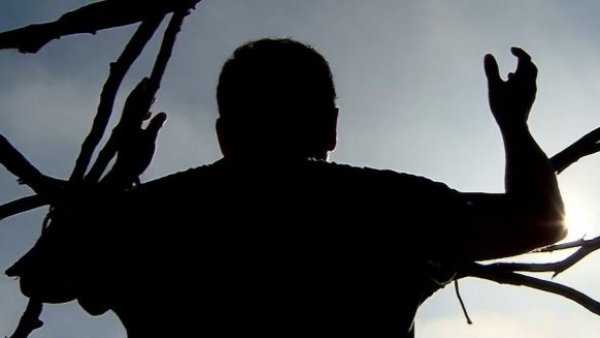 "La esposa de Jesús": Investigan por presunto fraude a líder que formó a "Antares de la luz"
