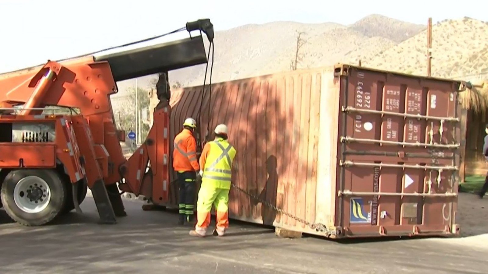 Caos vial en la ruta 68: Carga con cerámicas se desploma y genera gran taco
