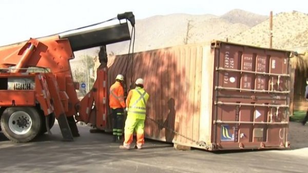 Caos vial en la ruta 68: Carga con cerámicas se desploma y genera gran taco
