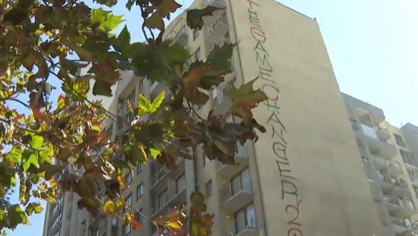Vandalismo afecta a vecinos: Misteriosos rayados cuestan millonarios gastos a residentes de edificios

