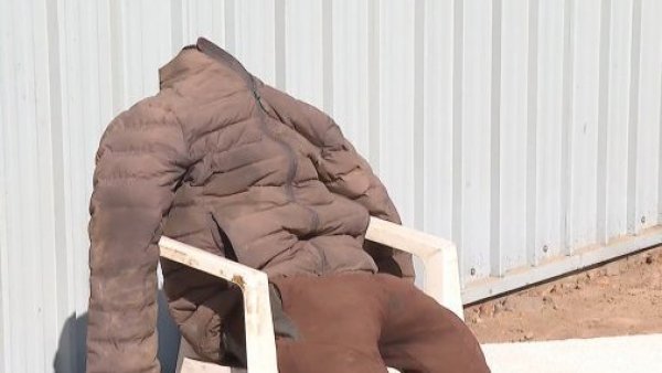 Muñeco de guardia cuida sede de Santiago 2023: ¡Se han robado hasta el pasto de cancha de béisbol!