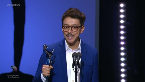 "El Conde" brilla en los Premios Platino
