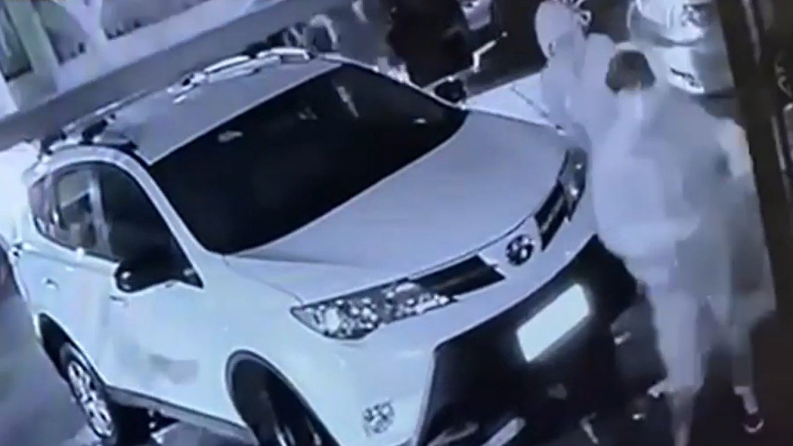 Las impactantes imágenes del violento "turbazo" de delincuentes al ingresar a casa en San Miguel
