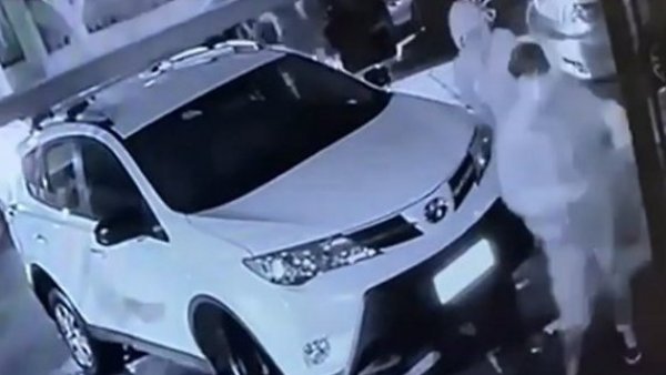 Las impactantes imágenes del violento "turbazo" de delincuentes al ingresar a casa en San Miguel
