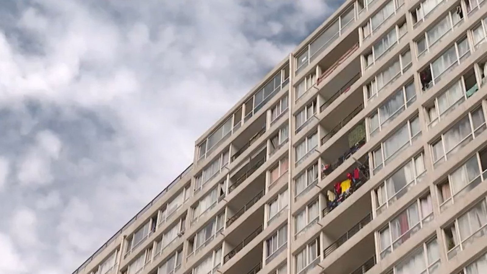 Lo denunciaron hace dos años y ahora es peor: Megaedificio no deja vivir a barrio en Independencia
