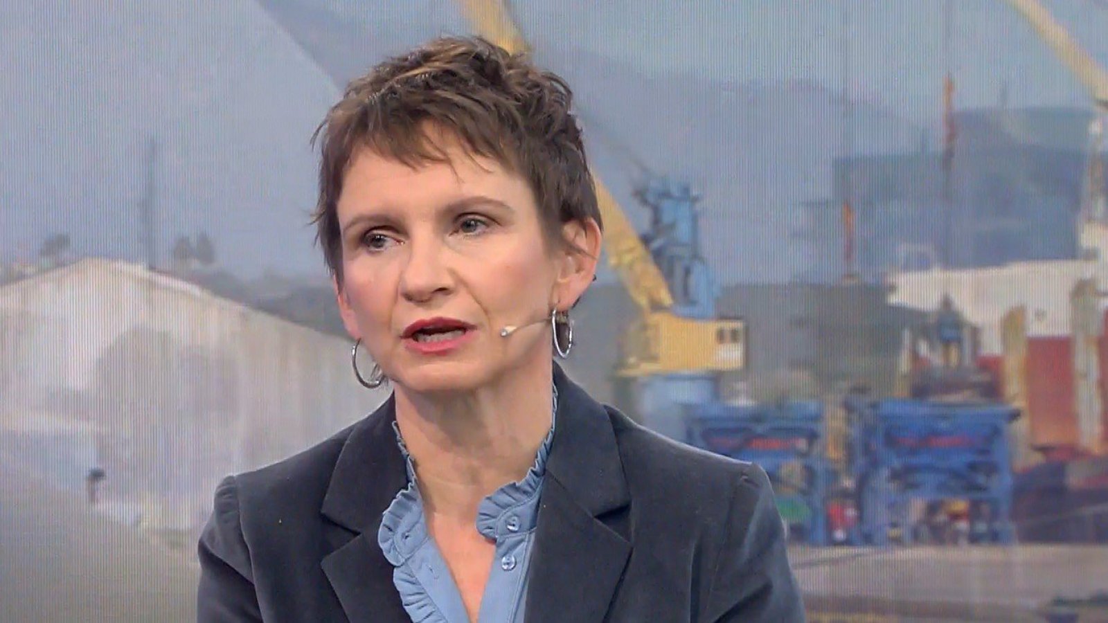 Ministra Tohá: "Tenemos muchos carabineros cumpliendo funciones que no son netamente policiales"
