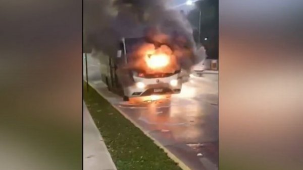Investigan incendio en bus en Lo Barnechea: Trabajadores lograron escapar de las llamas
