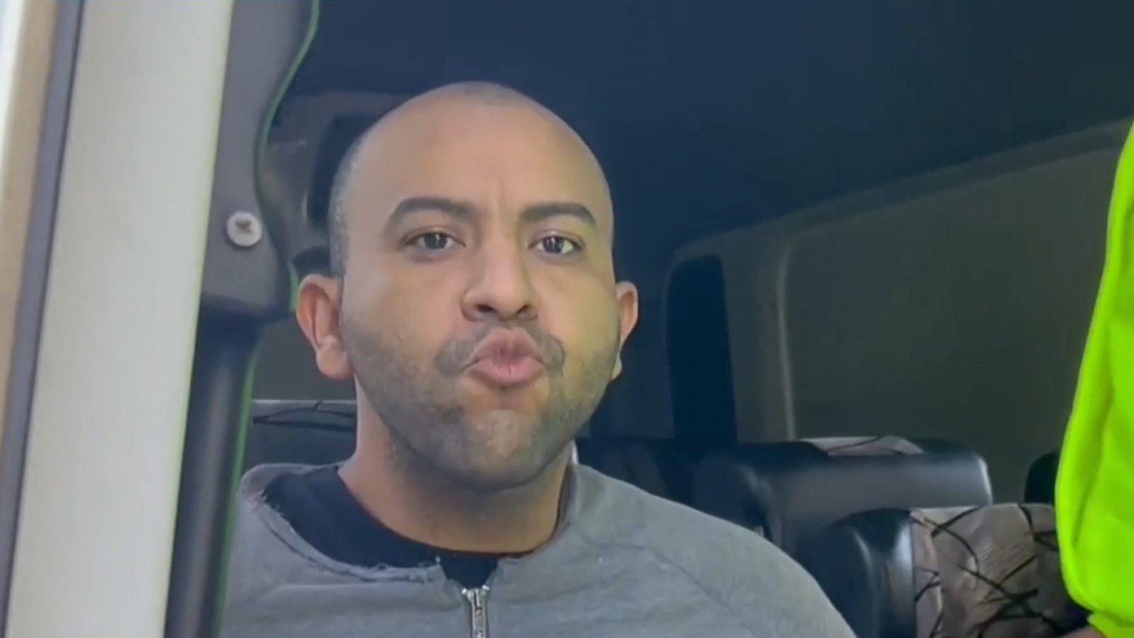 Besos y la desafiante actitud de Dayonis Orozco: Las imágenes que marcaron su detención

