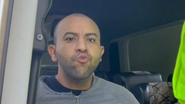 Besos y la desafiante actitud de Dayonis Orozco: Las imágenes que marcaron su detención
