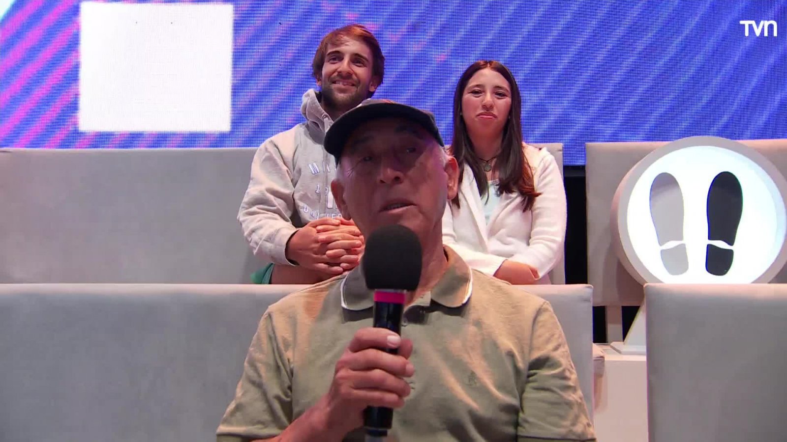 Daniel Fuenzalida se emociona con abuelo de participante en "Ahora Caigo"
