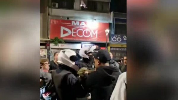 Fue a velatón: Agreden a sujeto que lanzó a perro desde piso 12 en Santiago