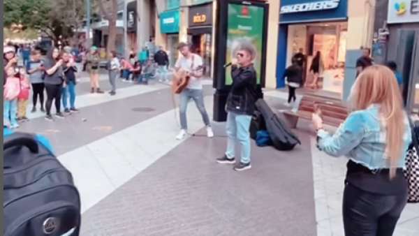 Paolo Meneguzzi sorprende cantando en el paseo Ahumada de Santiago
