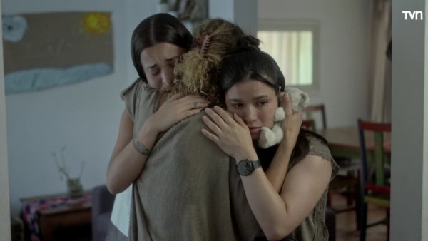"Esta es su letra": El emotivo encuentro de Catherina con la madre de la niña
