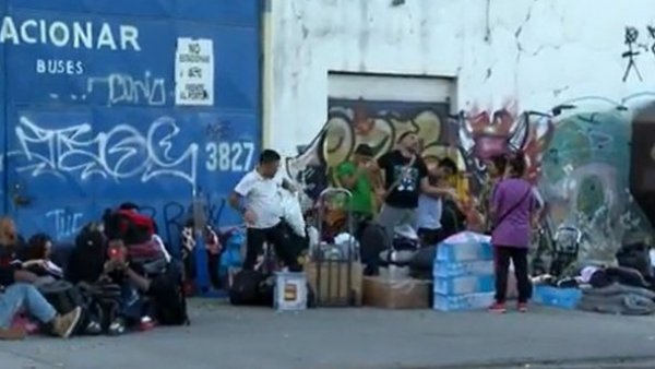 "Es asqueroso": Terminal de buses "clandestino" convirtió barrio en un basural
