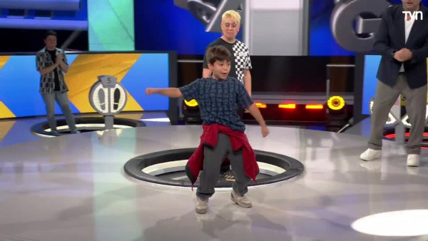 Niño se luce bailando en "Ahora Caigo"
