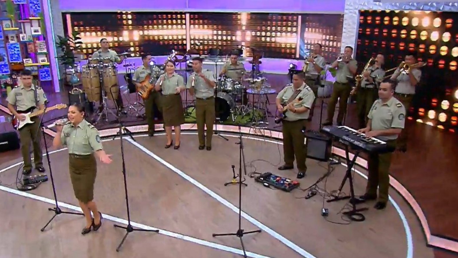 Se vienen los 97 años de Carabineros : disfrutamos junto a la "Small Band"
