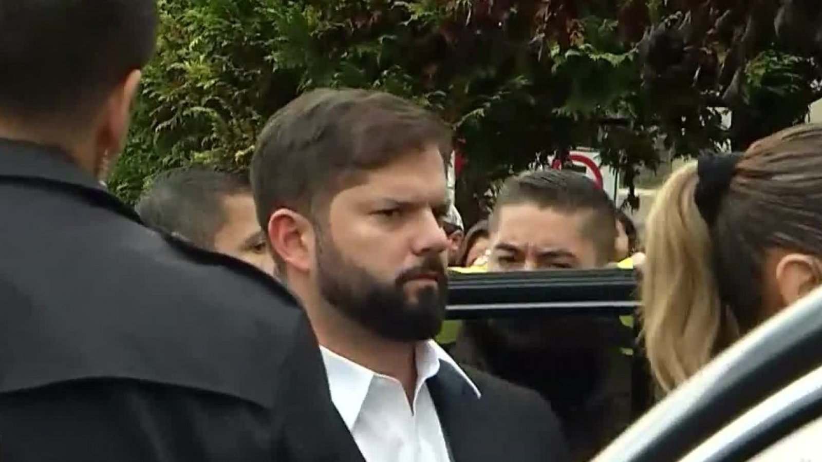 Presidente Boric llega a funeral de suboficial mayor Misael Vidal
