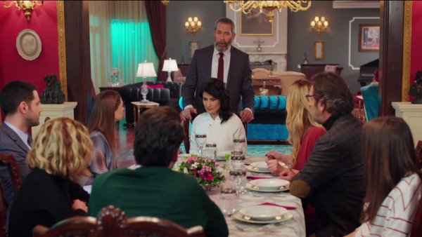 La reveladora cena familiar: Mira el momento de "Me robó mi vida"
