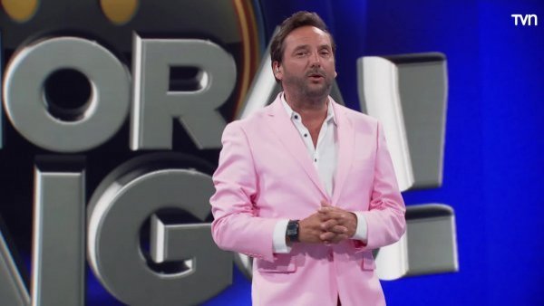 ¿La pantera rosa? Daniel decide innovar con su chaqueta
