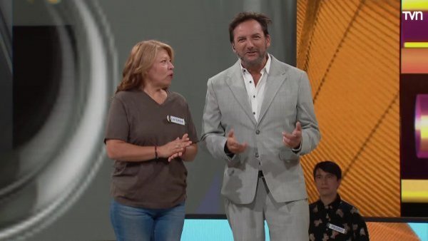 Profesora sorprende presentando "Ahora Caigo" en inglés
