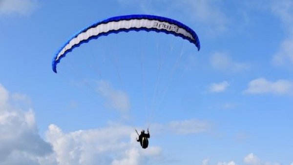 Mujer cayó cuando volaba en parapente y fue encontrada con vida en Venezuela
