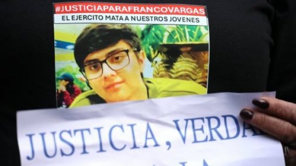 Madre de conscripto fallecido en Putre entrega carta en La Moneda