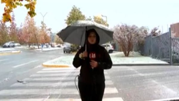 A esta hora nieve en Lo Barnechea y Las Condes
