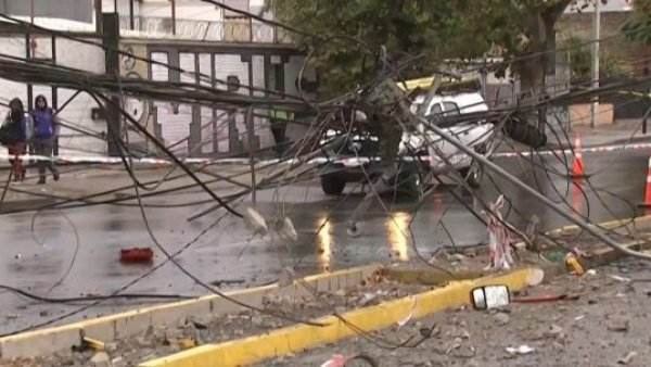 Bus arrasó con poste y dejó cortada la Gran Avenida
