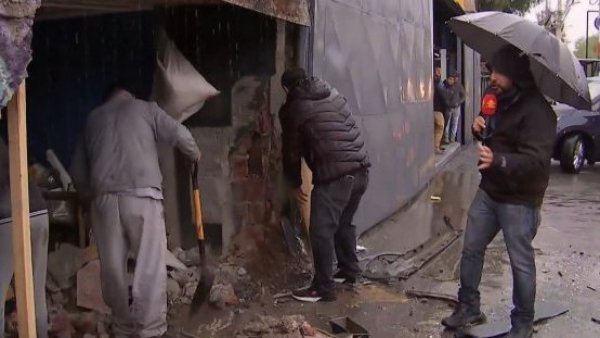 En plena lluvia: Casa queda destruida tras choque de autos en La Pintana
