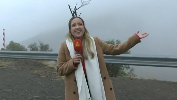 "¡Es la primera vez que veo nevar!" La emoción de periodista del BDAT con la nieve en Farellones
