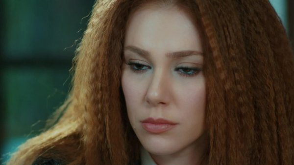 Amor en Juego - T1E120 | Defne preocupada

