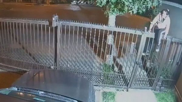 Quiso entrar a robar y terminó semidesnuda por quedar atrapada en una reja
