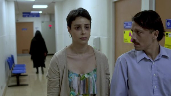 Un diagnóstico devastador y una nueva aparición de la misteriosa mujer
