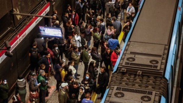 Falla en Metro de Santiago provoca el caos en las calles y colapso en paraderos
