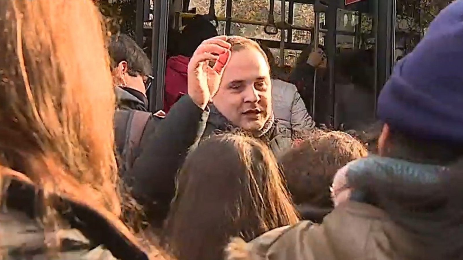 Insultan y agreden a periodista por ayudar a hombre en situación de discapacidad a subir a micro

