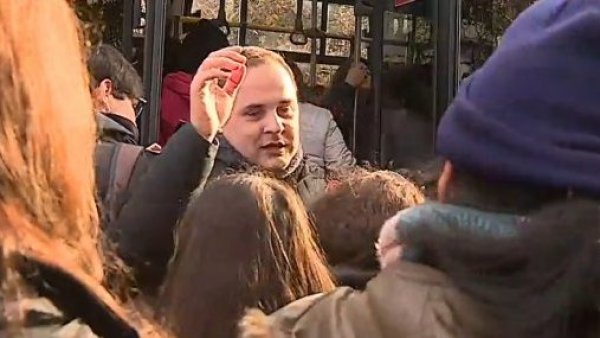 Insultan y agreden a periodista por ayudar a hombre en situación de discapacidad a subir a micro
