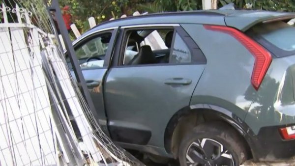 Versiones contradictorias en accidente: Auto impactó y derribó pared de casa en Maipú
