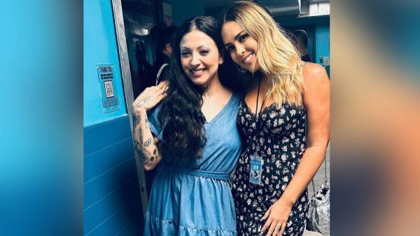"Gracias por la invitación amiguita": El aplaudido reencuentro de Maura Rivera y Mon Laferte en Miami
