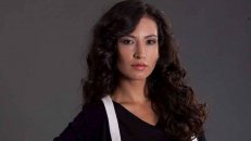 Arzu es la segunda esposa de Kenan. Es perversa y ambiciosa. Guarda un secreto que podría salir a la luz y cambiaría su vida para siempre.