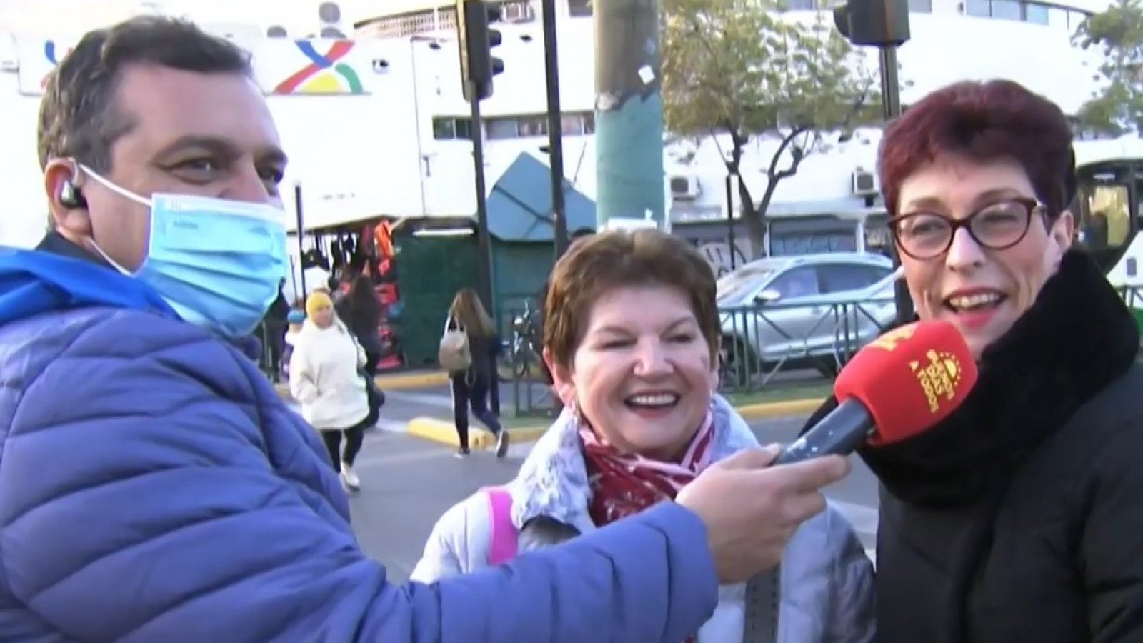¡Prevención, vacúnense y sopaipillas! La doctora Herrera junto a Leo Castillo conversan en Ñuñoa
